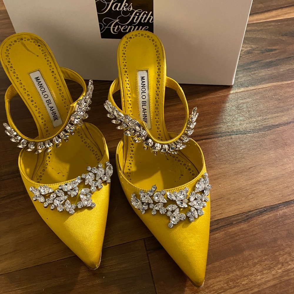 MANOLO BLAHNIK
Lurum 90 Satin Mule